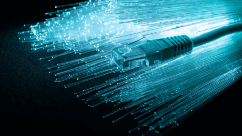 Fibra óptica ou internet via rádio? Qual é a melhor solução para a sua empresa?